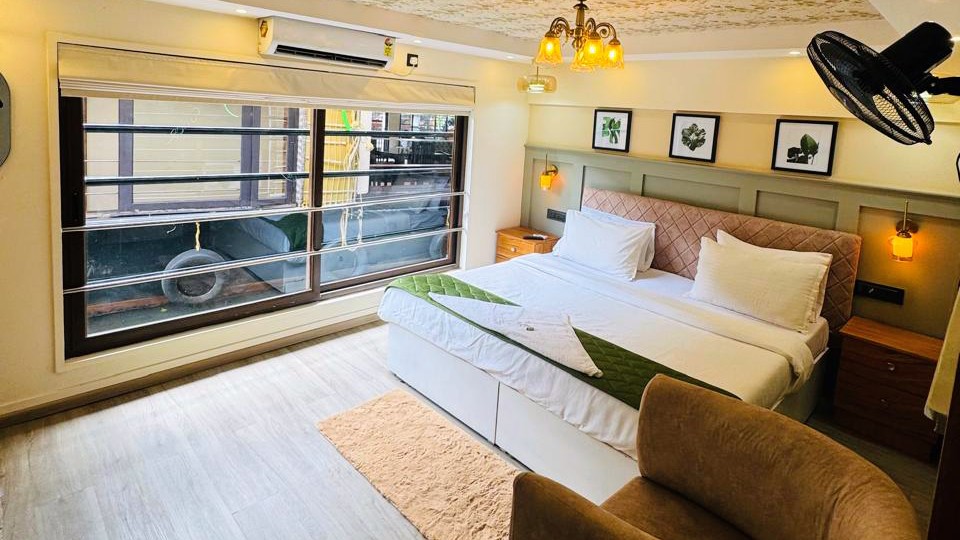 Kolukkumalai Sunrise Jeep Safari & Alleppey Houseboat Stay