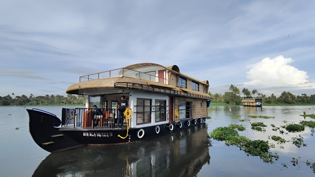 Kolukkumalai Sunrise Jeep Safari & Alleppey Houseboat Stay